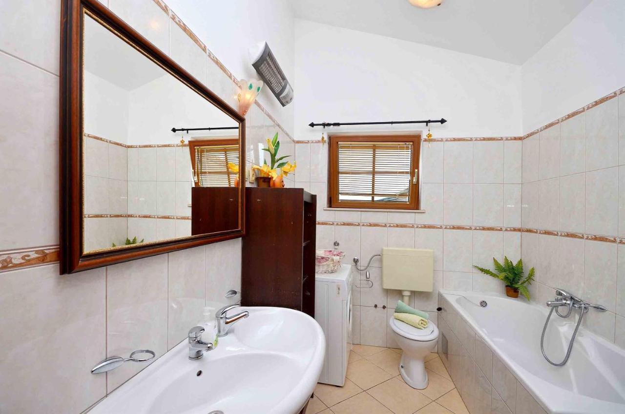 Apartment And Rooms Artina Водице Екстериор снимка