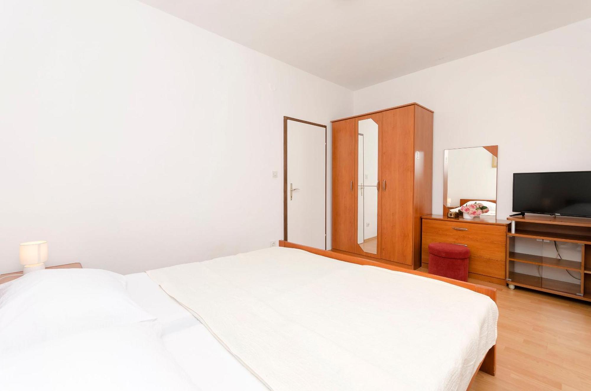 Apartment And Rooms Artina Водице Екстериор снимка