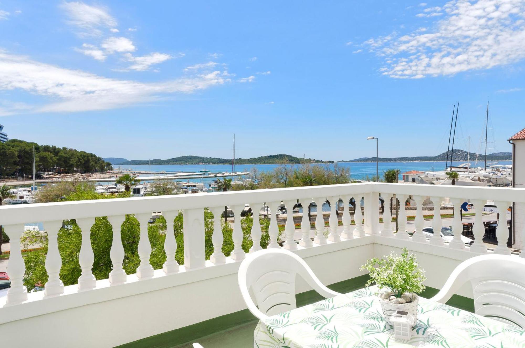Apartment And Rooms Artina Водице Екстериор снимка