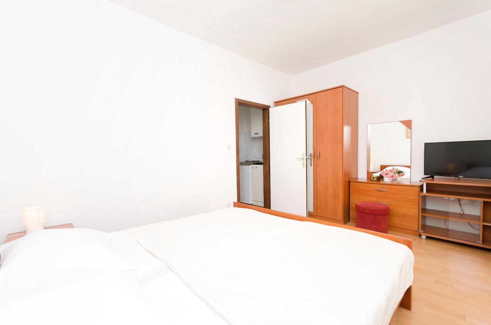 Apartment And Rooms Artina Водице Екстериор снимка