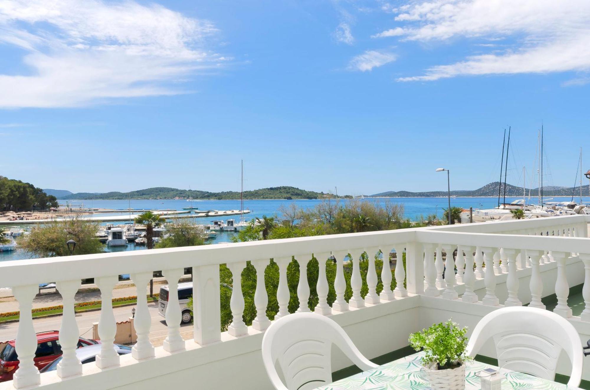 Apartment And Rooms Artina Водице Екстериор снимка