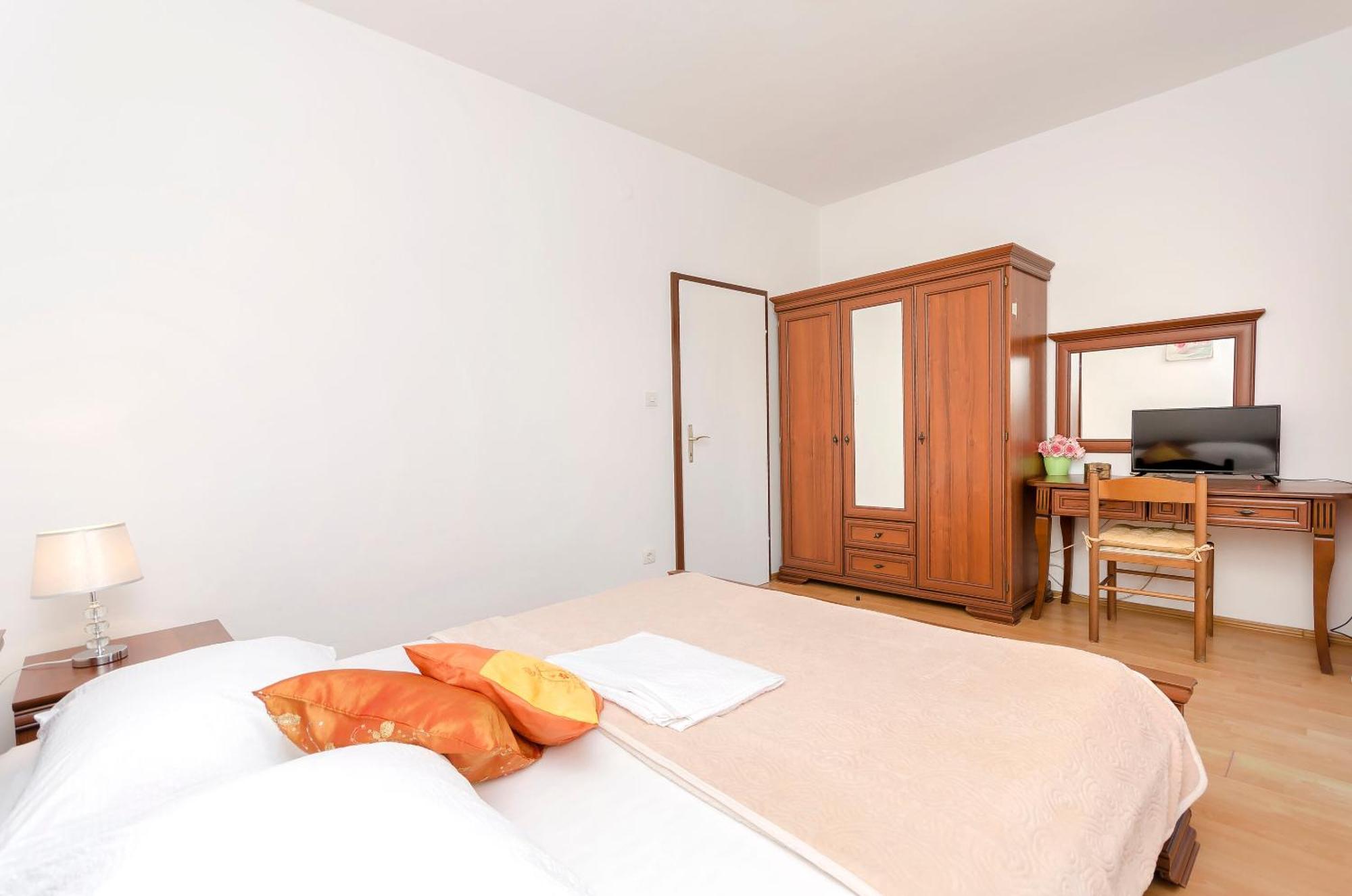 Apartment And Rooms Artina Водице Екстериор снимка
