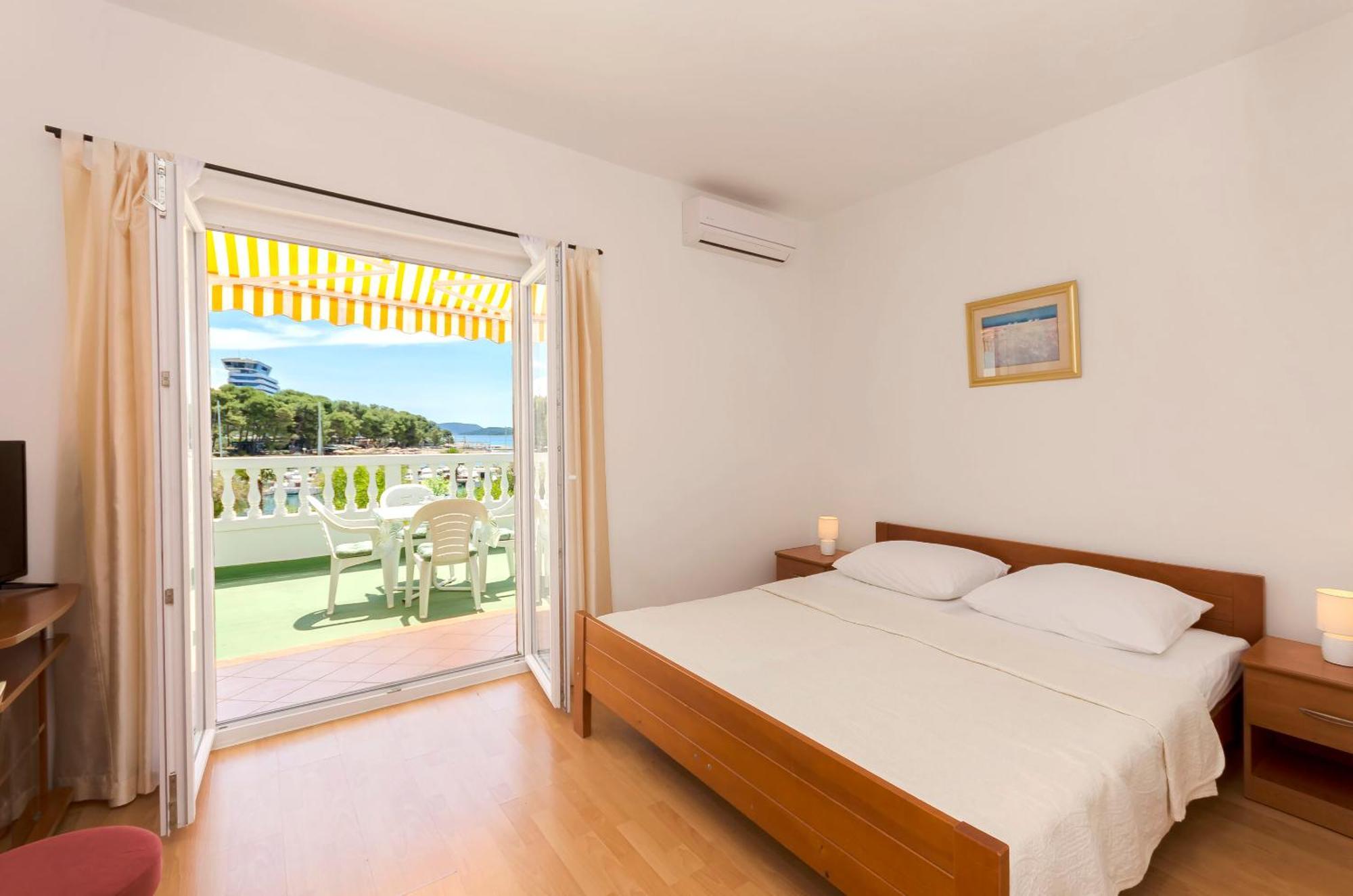 Apartment And Rooms Artina Водице Екстериор снимка