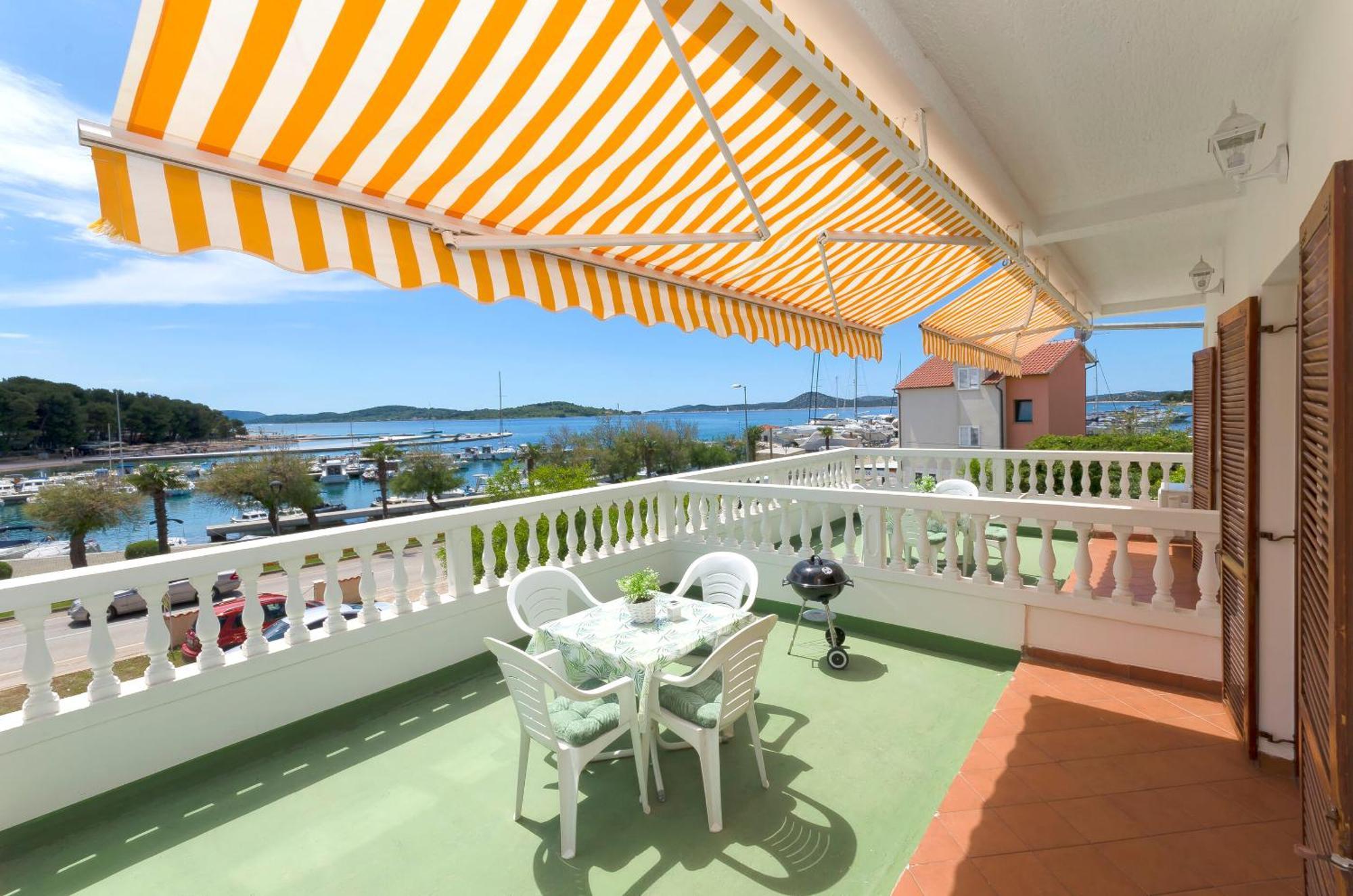 Apartment And Rooms Artina Водице Екстериор снимка